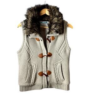Maurices Sweater Vest Womens Size M Faux Fur Cableknit Toggle Sherpa Lined Tan
